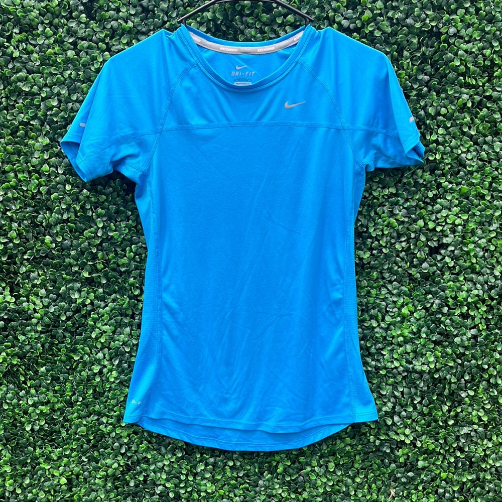 Nike Runnin Dri-Fit Shirt 💙 Women’s Size Small 💙
